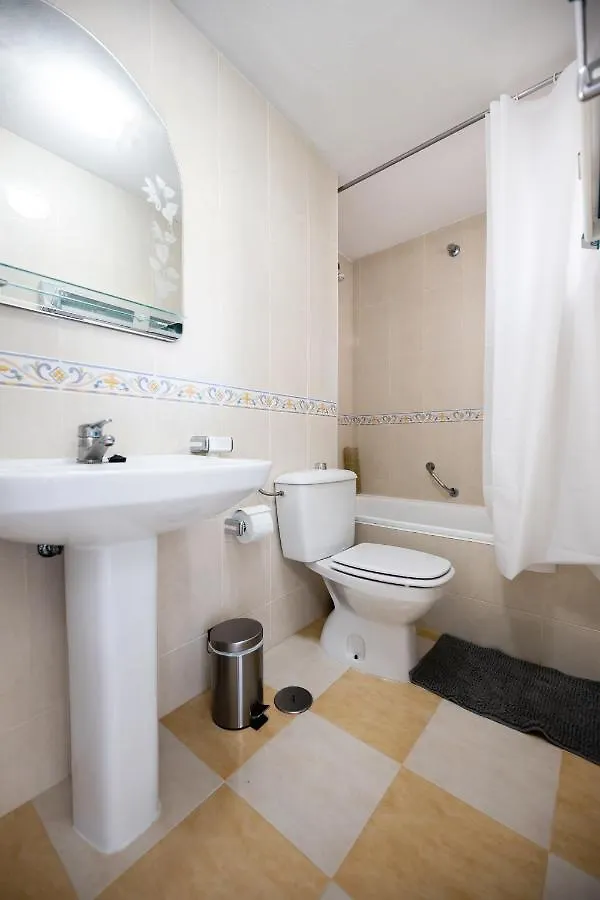 Spacious 2-Bedroom Apartment With Free Parking Sitio de Calahonda