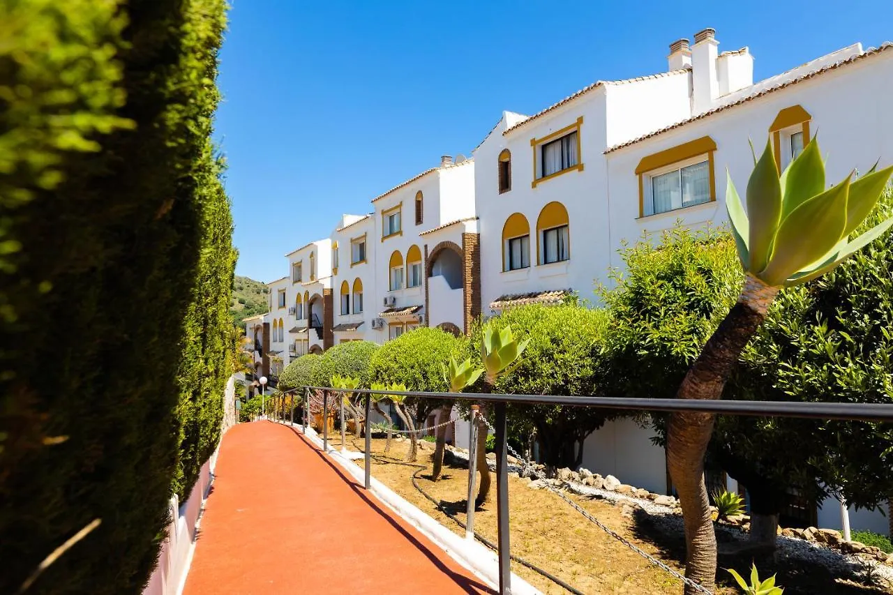 Spacious 2-Bedroom Apartment With Free Parking Sitio de Calahonda